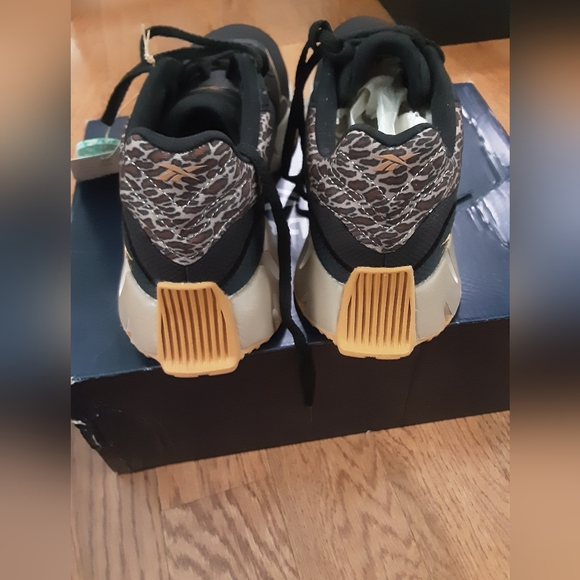 New Reebok Running Shoe Womens 9.5 Black and Animal Print - Picture 2 of 4